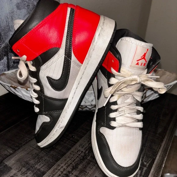 Air Jordan 1 Mid SE Womens Size 7 Newsprint Crimson - Picture 8 of 13